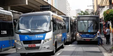 Volume de serviços do Brasil volta a cair em janeiro sob pressão de transportes