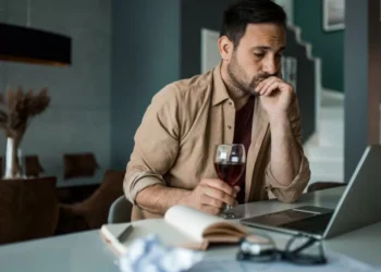 Dormir menos de seis horas sería equivalente a estar ebrio en el trabajo, según estudio