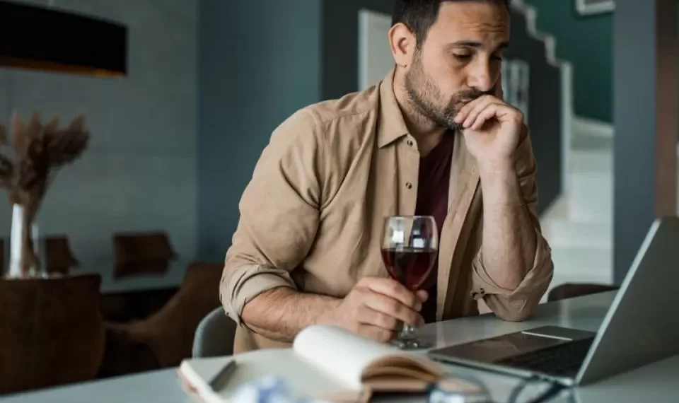 Dormir menos de seis horas sería equivalente a estar ebrio en el trabajo, según estudio