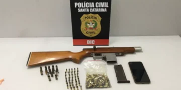 Homem é preso em flagrante em SC por posse ilegal de arma e participação em homicídio