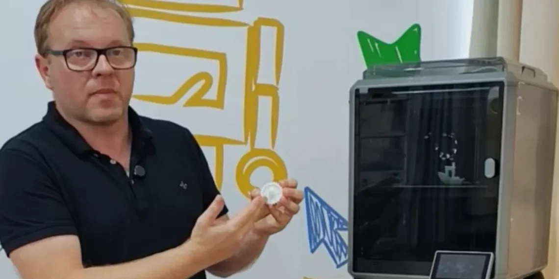 Escola Municipal de Timbó recebe impressora 3D para aulas de informática