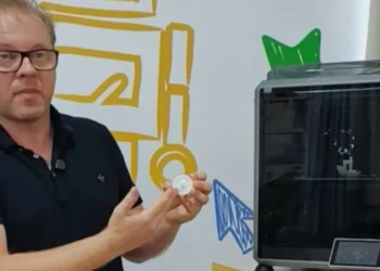 Escola Municipal de Timbó recebe impressora 3D para aulas de informática