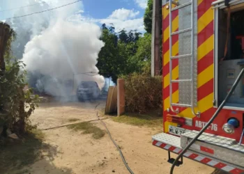 Bombeiros combatem incêndio em veículo em Timbó
