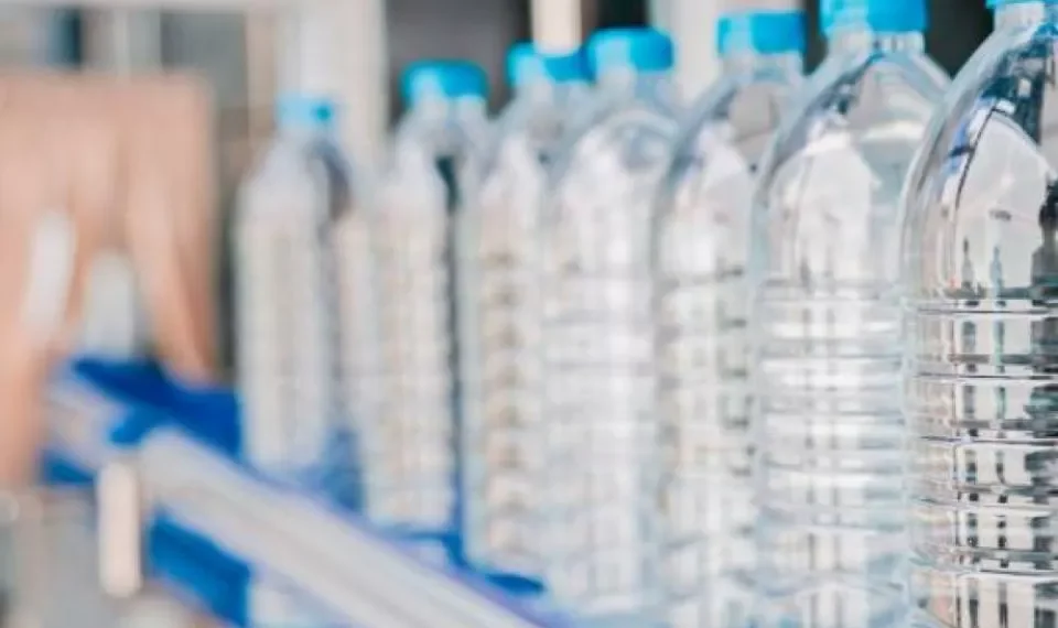 Si toma agua en botella, tenga en cuenta esta recomendación para su salud