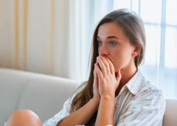 Los 5 alimentos que no debe comer para controlar la ansiedad y mejorar su salud mental