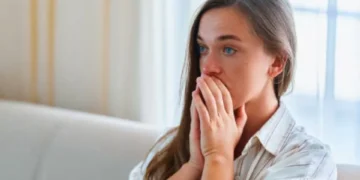 Los 5 alimentos que no debe comer para controlar la ansiedad y mejorar su salud mental