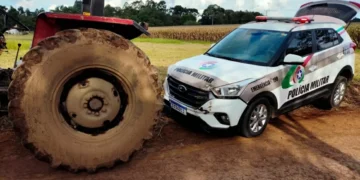 Motorista de trator avança contra policiais e arrasta viatura por 10 metros em SC