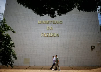 Analistas reduzem projeção de déficit primário em 2025 de R$ 80 bi para R$ 75 bi