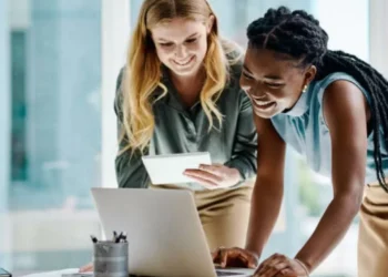 Las mujeres jóvenes superan a los hombres en ingresos por primera vez en Reino Unido