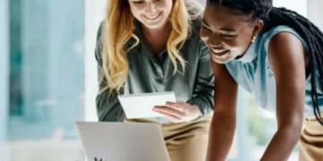 Las mujeres jóvenes superan a los hombres en ingresos por primera vez en Reino Unido