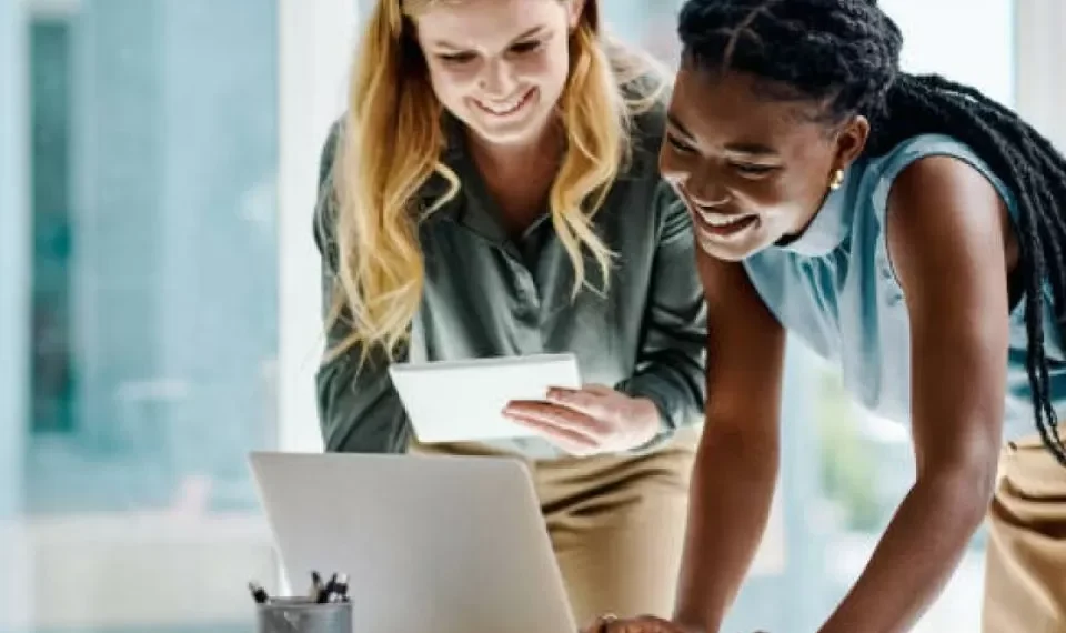 Las mujeres jóvenes superan a los hombres en ingresos por primera vez en Reino Unido