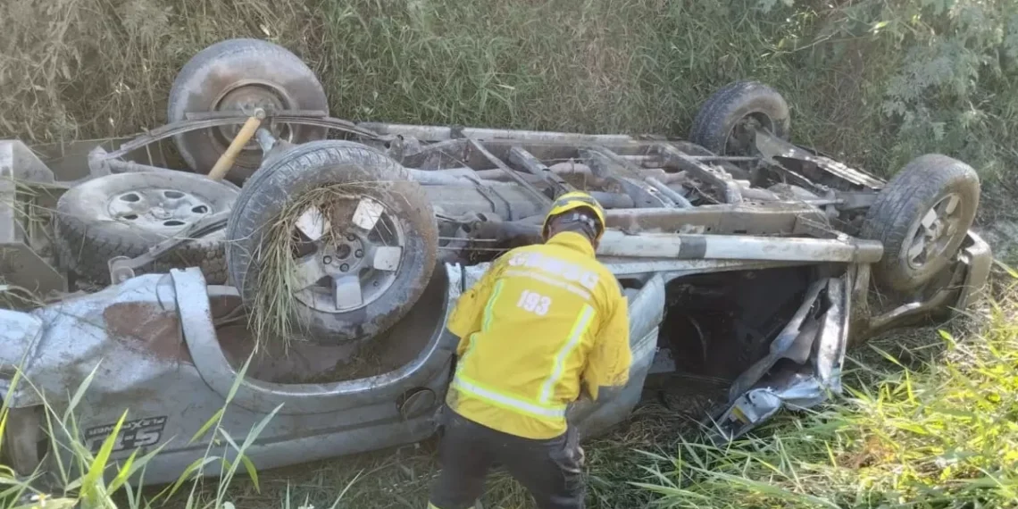 Mulher morre soterrada e homem fica ferido após caminhonete capotar na BR-470