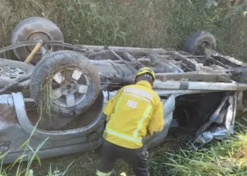 Mulher morre soterrada e homem fica ferido após caminhonete capotar na BR-470