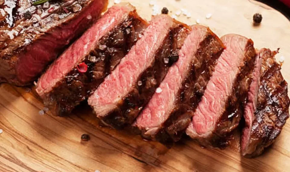 Esto es el ‘jugo rojo’ que sale de la carne cuando se cocina… y no, no es sangre