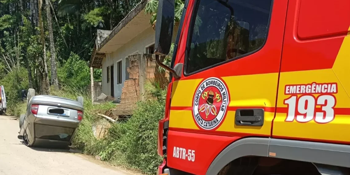 Homem fica ferido após capotamento de veículo em Rodeio