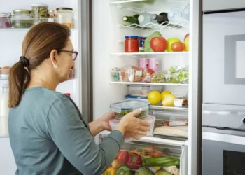 ¿Cuál es el orden correcto para almacenar los alimentos en la nevera?