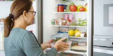 ¿Cuál es el orden correcto para almacenar los alimentos en la nevera?