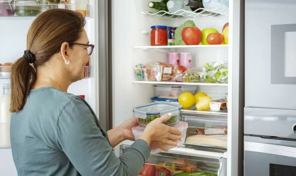 ¿Cuál es el orden correcto para almacenar los alimentos en la nevera?
