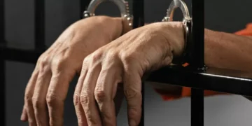 Homem com mandado de prisão por estupro é preso em Brusque