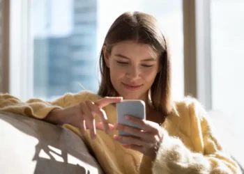 ¿Qué significa que alguien envíe solo audios por WhatsApp, según la psicología?