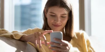 ¿Qué significa que alguien envíe solo audios por WhatsApp, según la psicología?