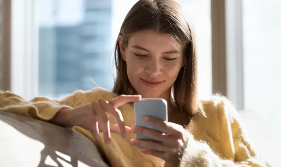 ¿Qué significa que alguien envíe solo audios por WhatsApp, según la psicología?