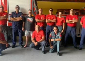 Morador resgatado de incêndio visita quartel para agradecer bombeiros em BC