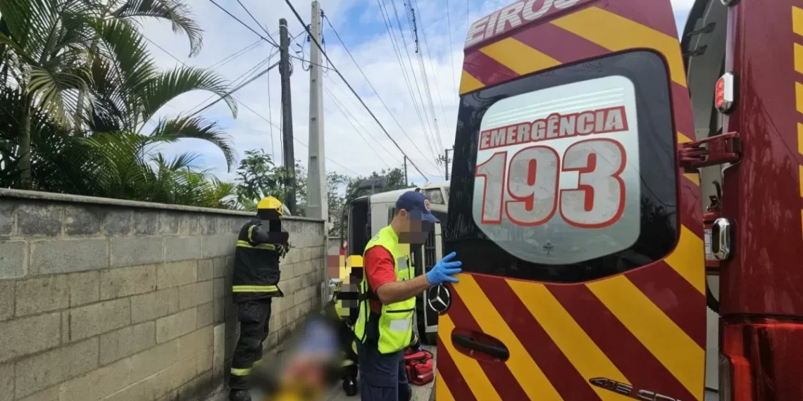 Caminhão tomba em Blumenau após curva e motorista fica ferido