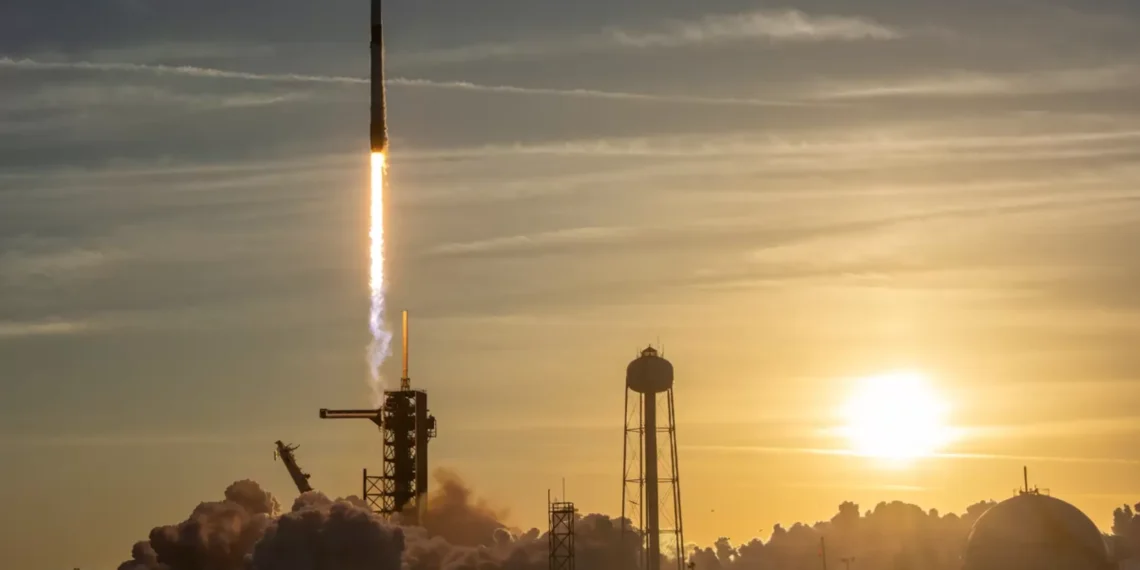 Assista hoje a chegada da Crew-10 à Estação Espacial Internacional
