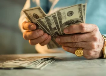 ¿Cómo se comportan las personas millonarias? 3 hábitos que tienen, según expertos