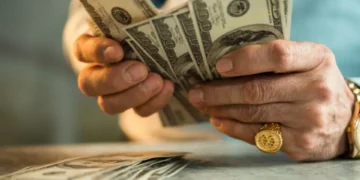 ¿Cómo se comportan las personas millonarias? 3 hábitos que tienen, según expertos