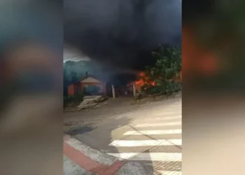 Menina de 10 anos morre em incêndio que destruiu casa em SC