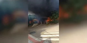 Menina de 10 anos morre em incêndio que destruiu casa em SC