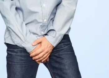 ¿Parados o sentados? Expertos revelan cómo deberían orinar los hombres por salud
