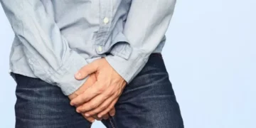 ¿Parados o sentados? Expertos revelan cómo deberían orinar los hombres por salud