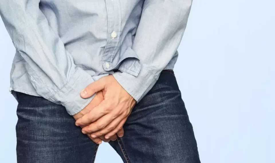 ¿Parados o sentados? Expertos revelan cómo deberían orinar los hombres por salud