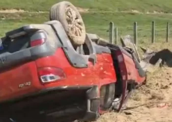 Quatro pessoas ficam feridas em capotamento no bairro warnow, em Indaial