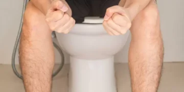 Los 5 alimentos que debe eliminar de su dieta para evitar el estreñimiento