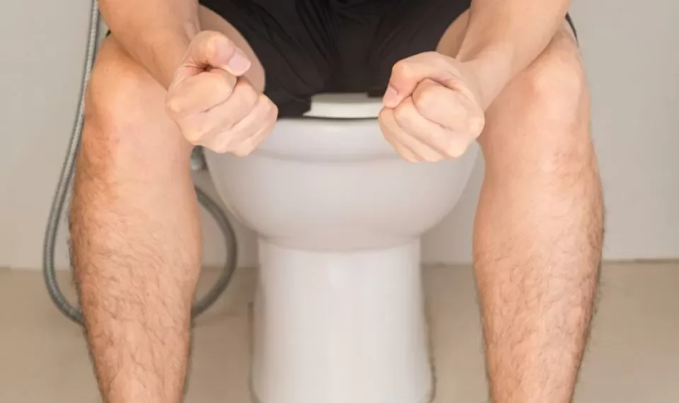 Los 5 alimentos que debe eliminar de su dieta para evitar el estreñimiento