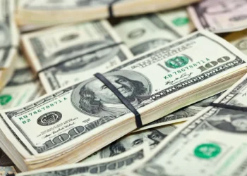 Queda do dólar vai continuar? Dois economistas fazem projeções para a moeda americana