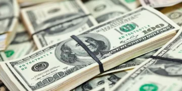Queda do dólar vai continuar? Dois economistas fazem projeções para a moeda americana