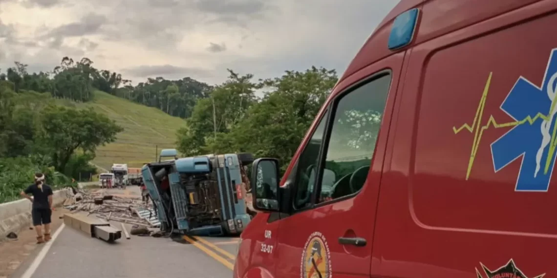 Colisão entre carreta e 3 carros deixa um ferido e interdita a BR-470 em Rodeio