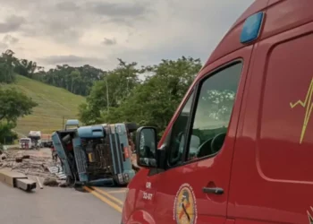 Colisão entre carreta e 3 carros deixa um ferido e interdita a BR-470 em Rodeio