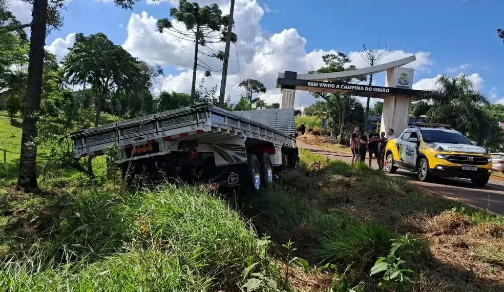 Dois irmãos morrem após caminhão de SC invadir contramão em rodovia do Paraná