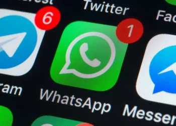 ¿Qué significa tener el WhatsApp lleno de mensajes sin contestar, según la psicología?