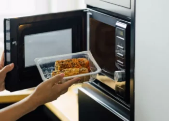 No los meta en el microondas: alimentos que debería evitar recalentar en este aparato
