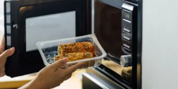 No los meta en el microondas: alimentos que debería evitar recalentar en este aparato