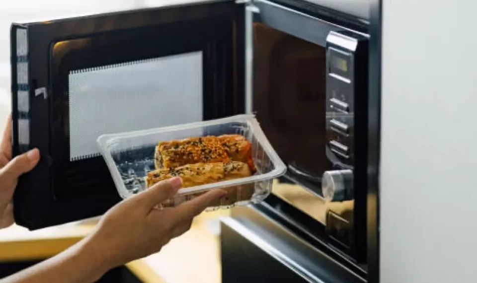 No los meta en el microondas: alimentos que debería evitar recalentar en este aparato