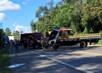 Colisão entre caminhões bloqueia BR-470 em Lontras