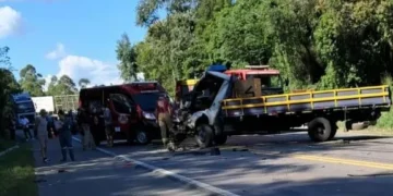Colisão entre caminhões bloqueia BR-470 em Lontras